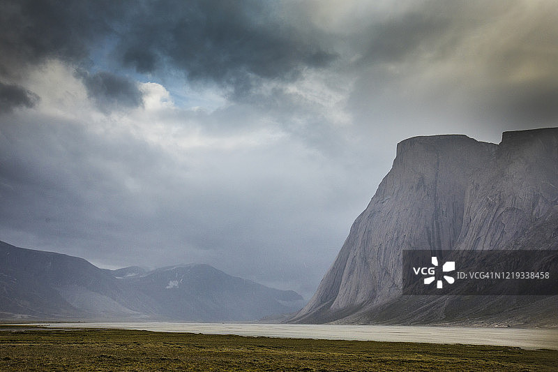 加拿大巴芬岛阿克夏克山口的暴风雨天气图片素材