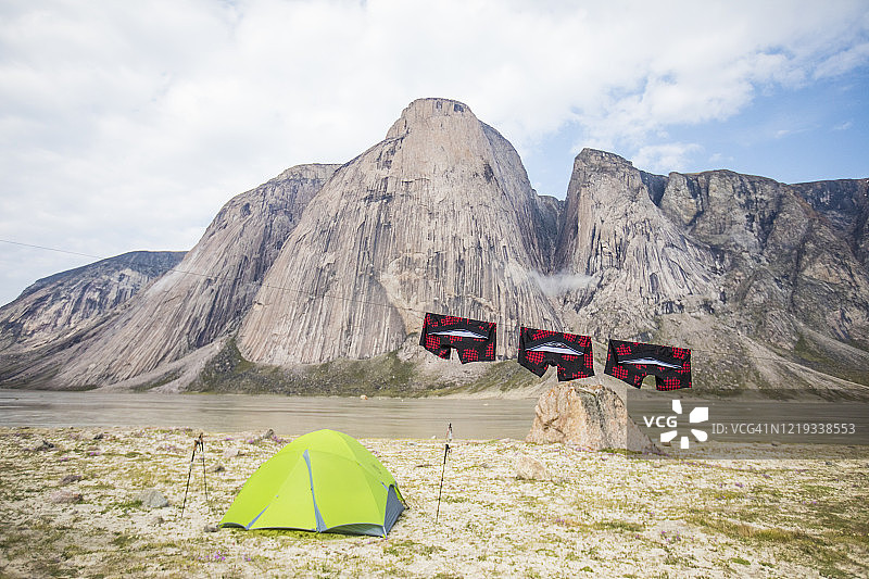 山区营地晾衣绳上晾晒的内衣图片素材