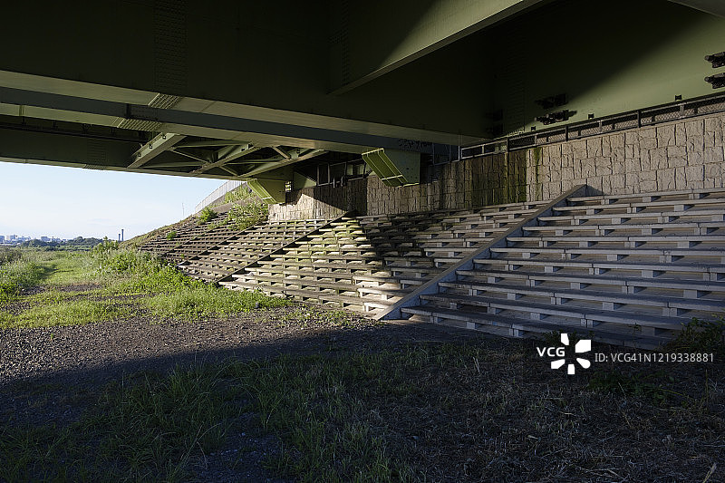 河上的桥下图片素材