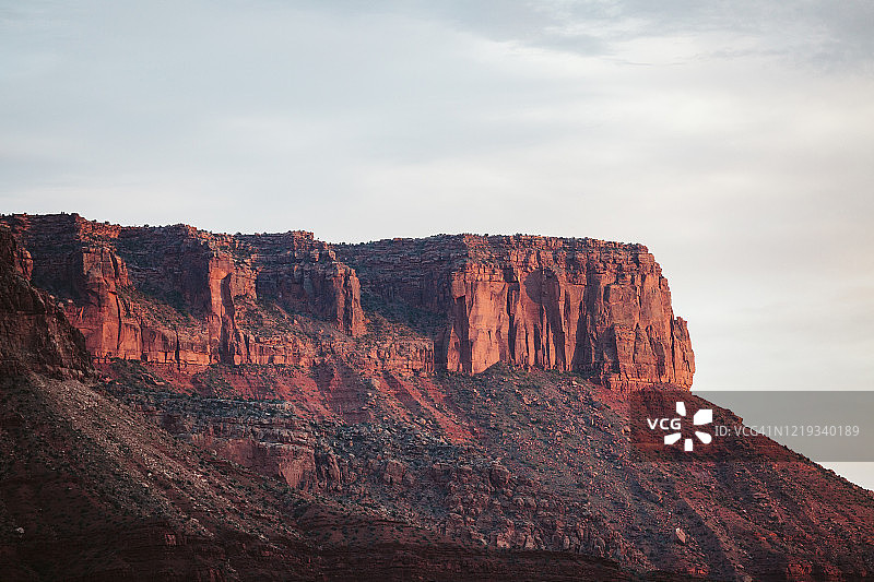 犹他州摩押附近的红色砂岩和朱红色悬崖图片素材