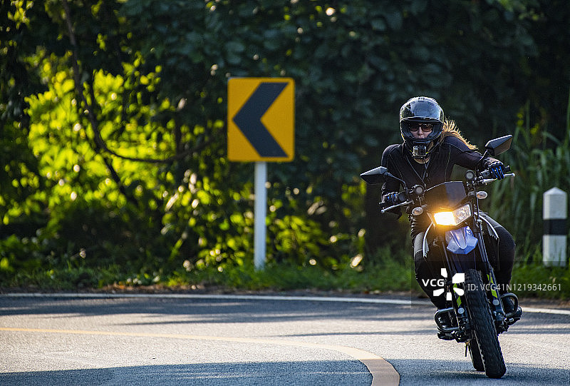 女人在泰国北部骑越野摩托车图片素材