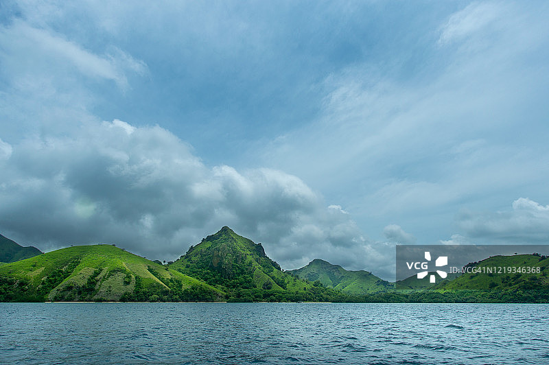 科莫多岛海岸线上空的阴天图片素材