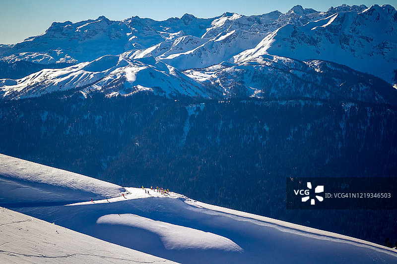 俄罗斯罗莎库塔滑雪胜地：冬日阳光下的山脉风光图片素材