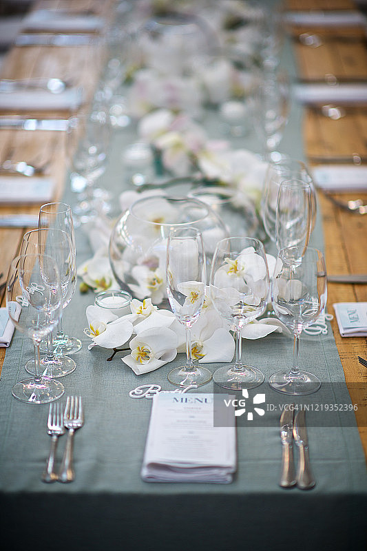 兰花婚礼餐桌花艺摆设图片素材