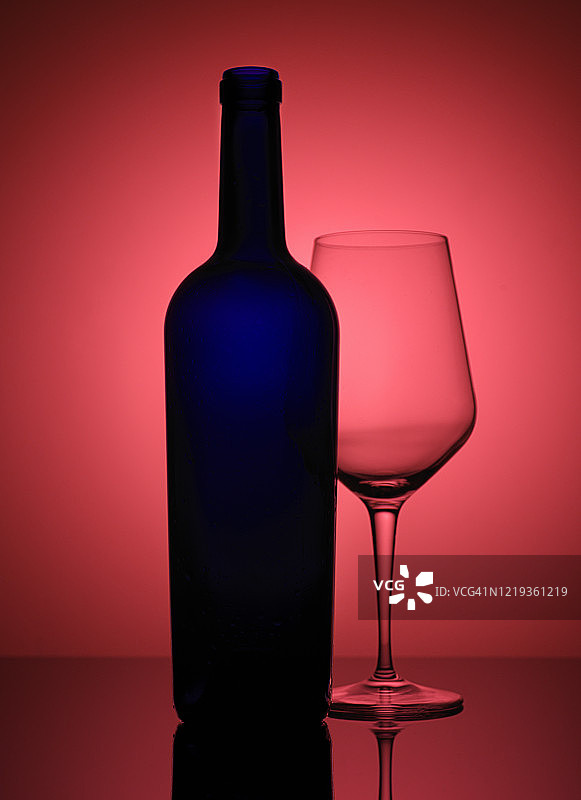 酒瓶和酒杯的轮廓剪影图片素材