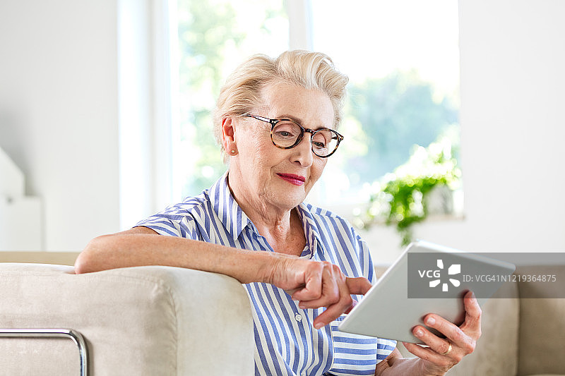 老年妇女在家一起使用平板电脑图片素材