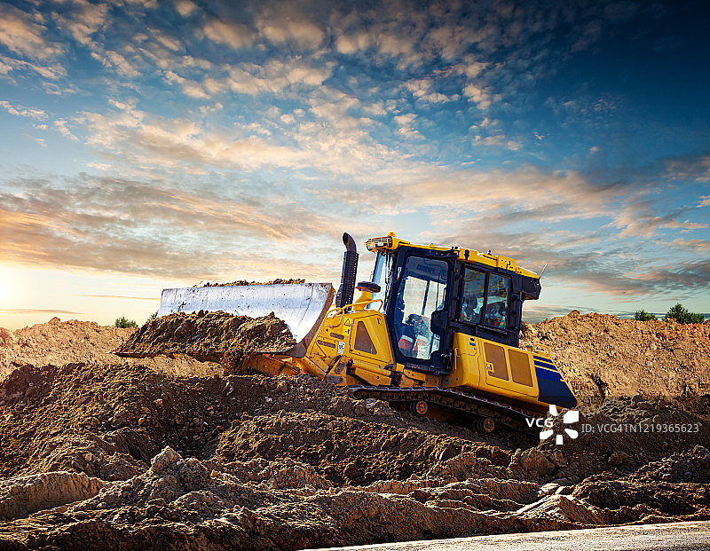 建筑工地上的黄色推土机图片素材
