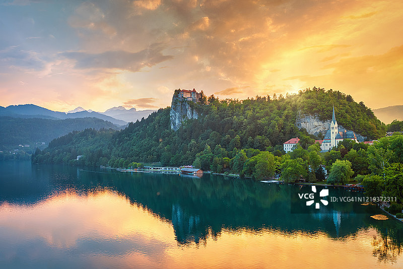 斯洛文尼亚布莱德湖上的壮丽日落图片素材