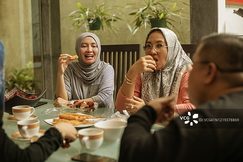 一起开斋的亚洲朋友们图片素材