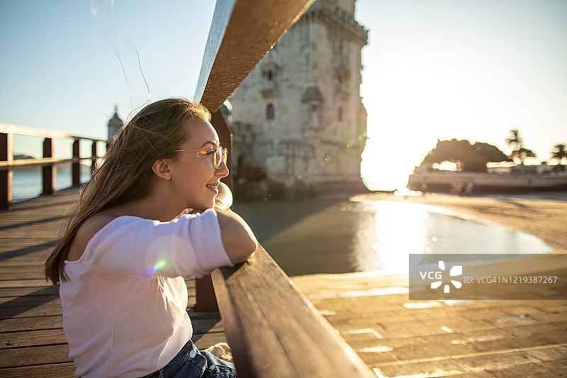 年轻女人在里斯本度假时欣赏美景图片素材