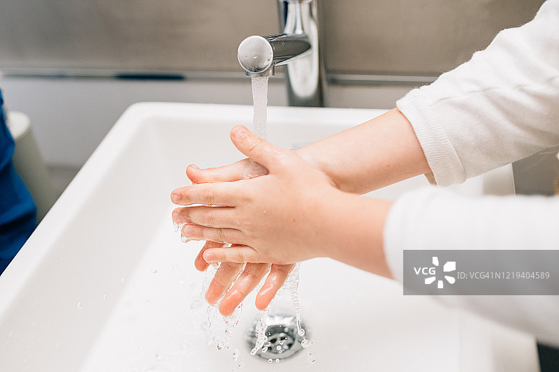 洗手的小女孩图片素材