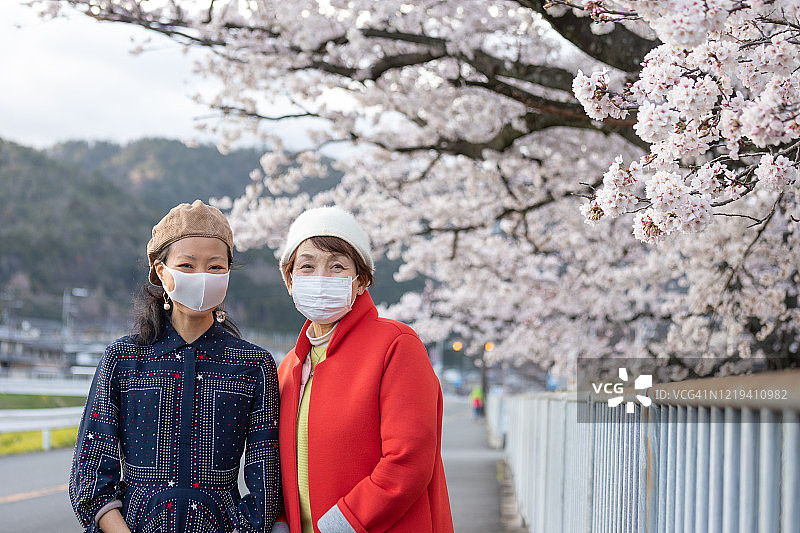 母女赏樱花图片素材