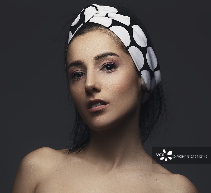 灰色背景前的美女肖像图片素材