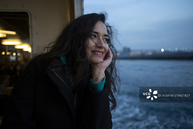 女人在渡轮上欣赏大海图片素材