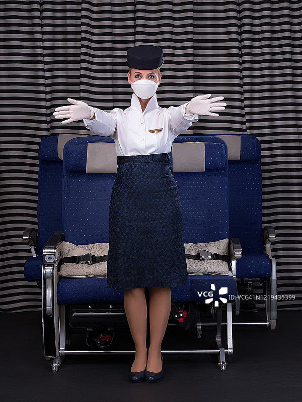空中乘务员演示飞机紧急出口位置及防护设备图片素材
