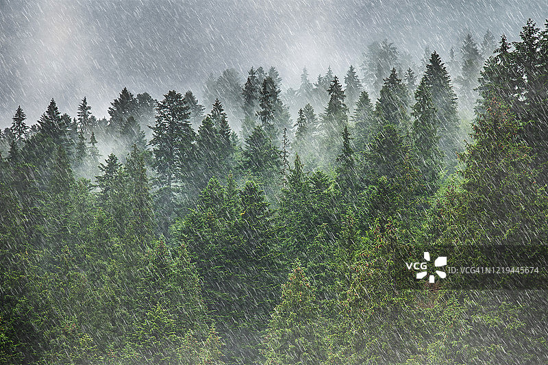 山间暴雨图片素材