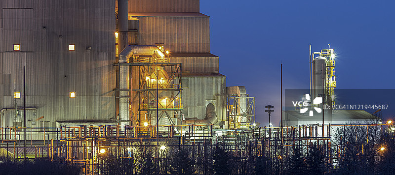 夜间炼油厂综合体图片素材
