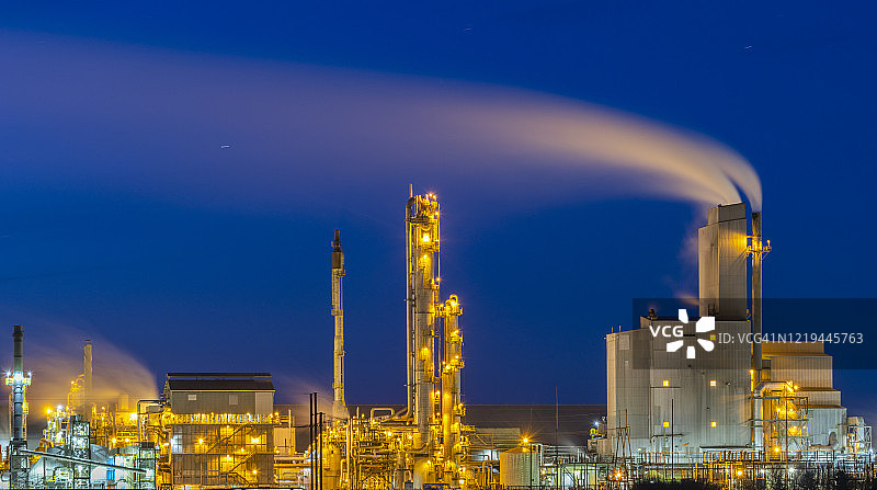 夜间炼油厂综合体图片素材