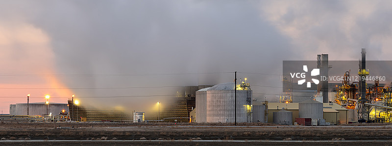 夜间炼油厂综合体图片素材