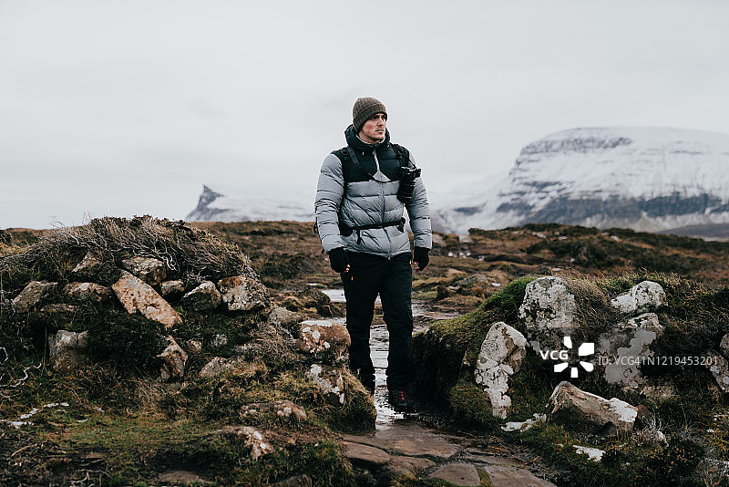 徒步者在白雪皑皑的山区景观中徒步图片素材