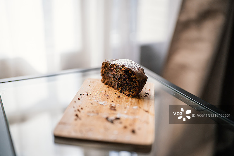 木盘上的自制开口巧克力蛋糕图片素材