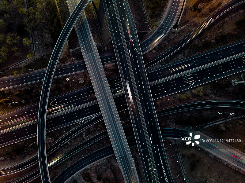 高峰时段立交桥和城市交通的空中鸟瞰图图片素材