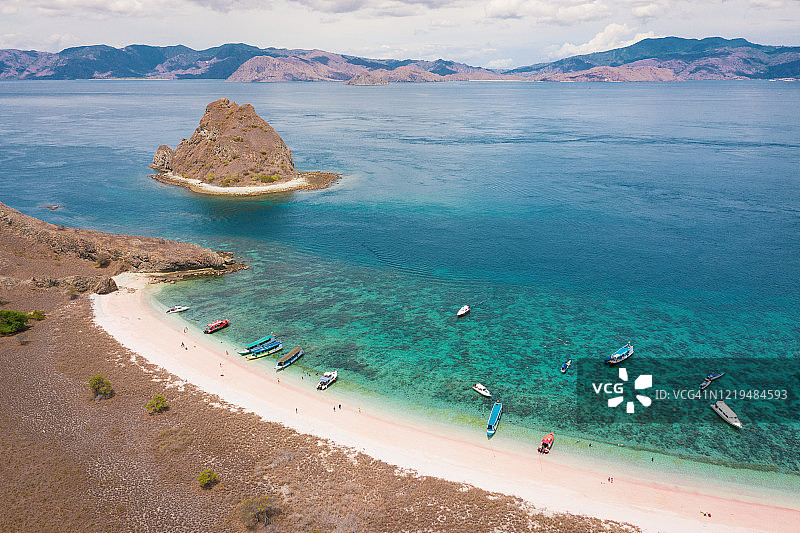 印度尼西亚粉红海滩的科莫多岛抛锚船只图片素材