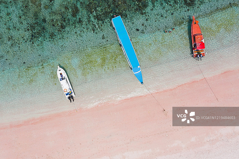 科莫多岛粉色海滩停泊的船只印度尼西亚鸟瞰图图片素材