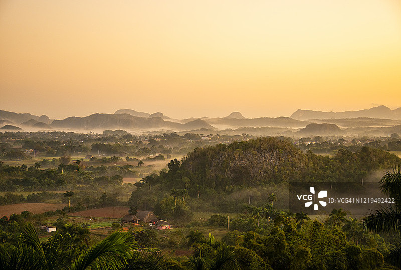 古巴比尼亚莱斯谷孤山日落全景图片素材