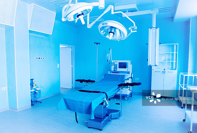 医用呼吸机：医院呼吸系统，用于患者生命支持，现代化医院手术室图片素材