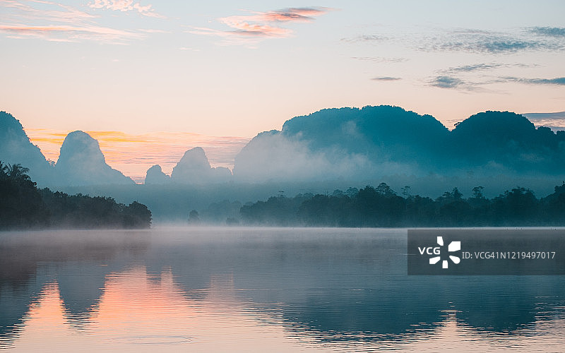 甲米府湖上的雾气，泰国南部图片素材