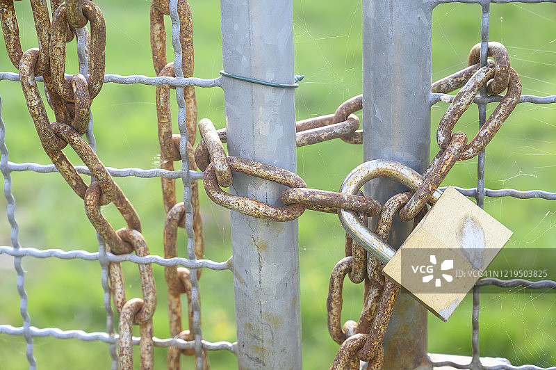 带挂锁的封闭式栅栏特写，德国柏林图片素材