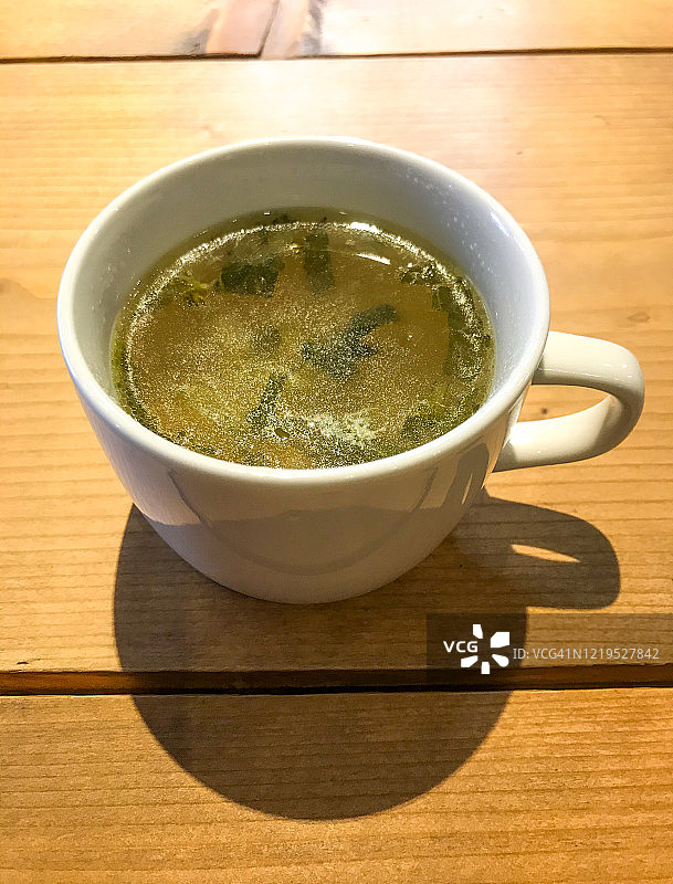 东京法国餐厅的杯装汤图片素材