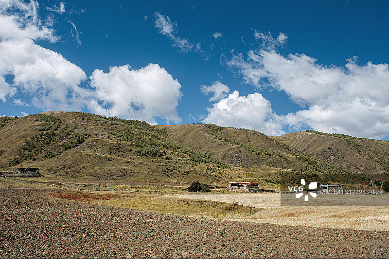 蓝天白云下西藏高原的家畜养殖场图片素材