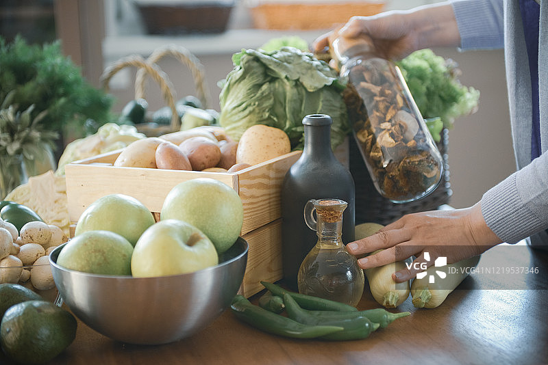 在厨房准备食物的女人图片素材