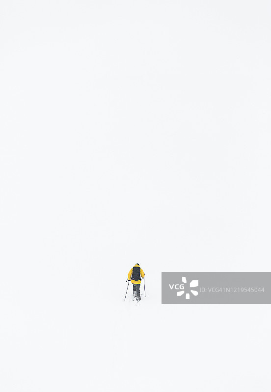 滑雪板爱好者在冬季享受山地地形图片素材