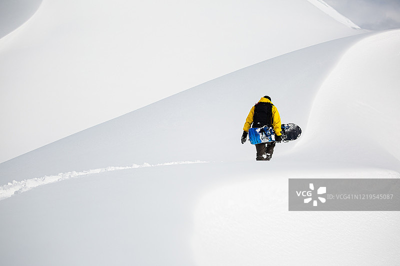 滑雪板爱好者在冬季享受山地地形图片素材