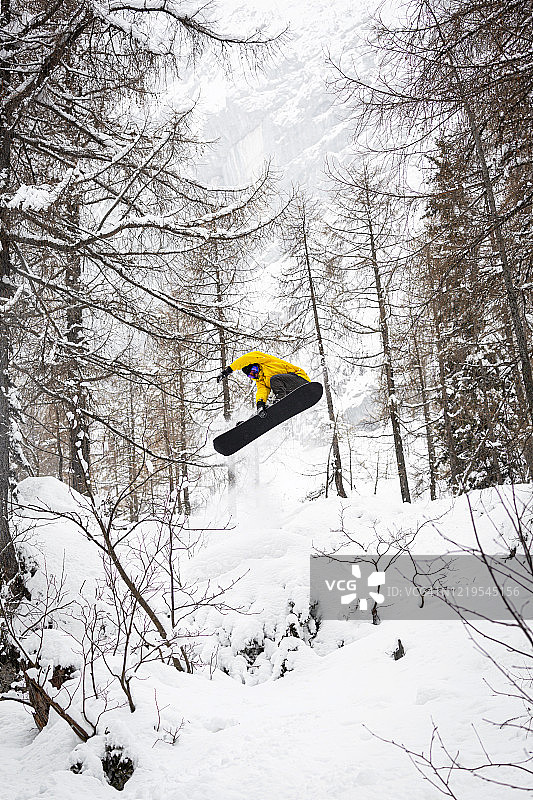 滑雪板爱好者在冬季享受山地地形图片素材