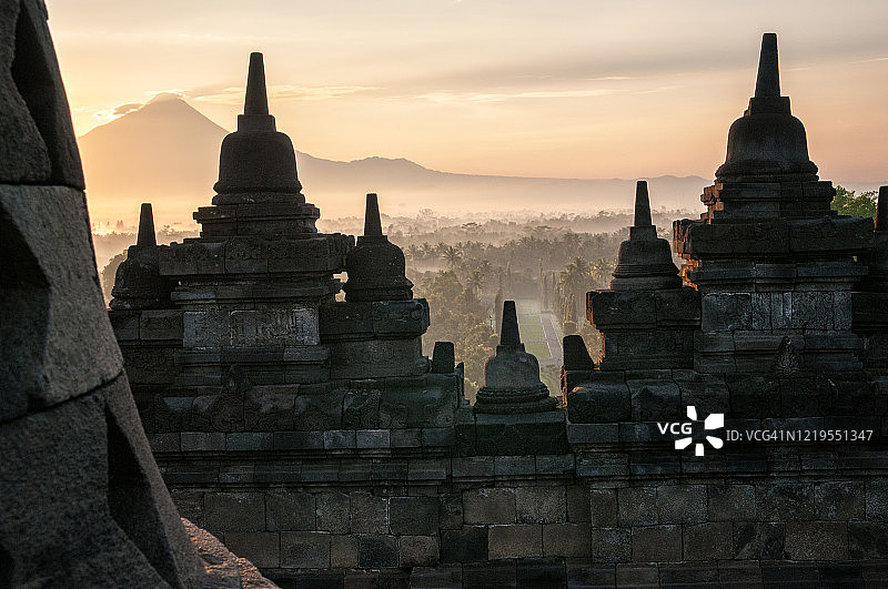 印度尼西亚爪哇岛，默拉皮火山前的婆罗浮屠寺庙日出图片素材