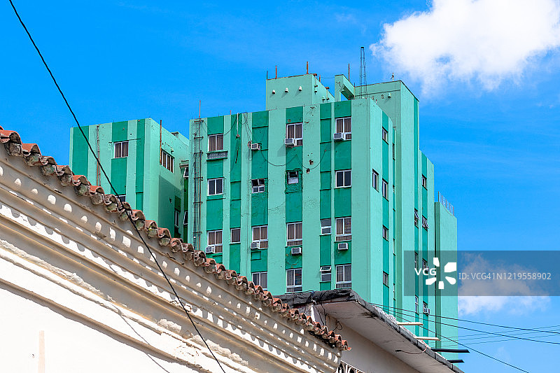 古巴圣克拉拉市中心的建筑对比图片素材