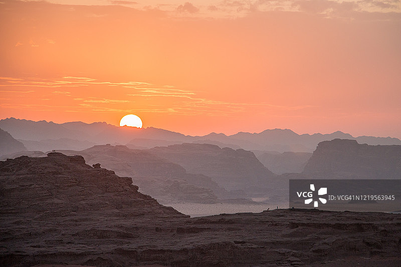 日落时分崎岖山地沙漠景观图片素材