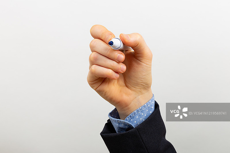 用蓝色白板笔在手臂上书写图片素材