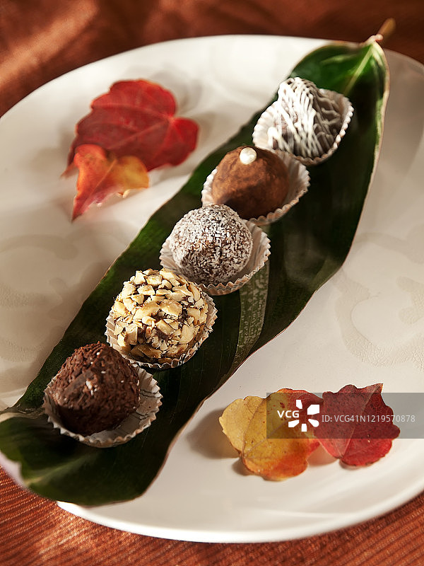 美味的手工巧克力果仁糖甜食图片素材