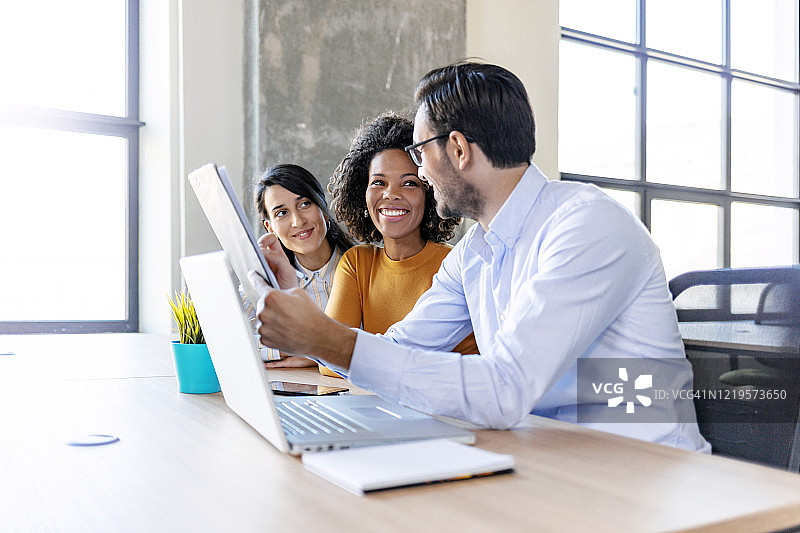 白人男性导师在线向女实习生讲解任务图片素材