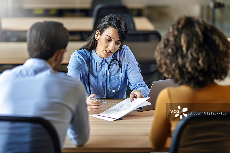 担忧的夫妇在诊所咨询女医生图片素材