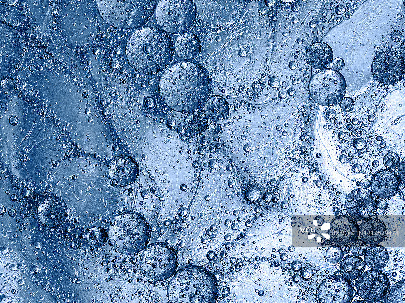 金属液体上气泡和水滴形成的抽象形状和纹理图片素材