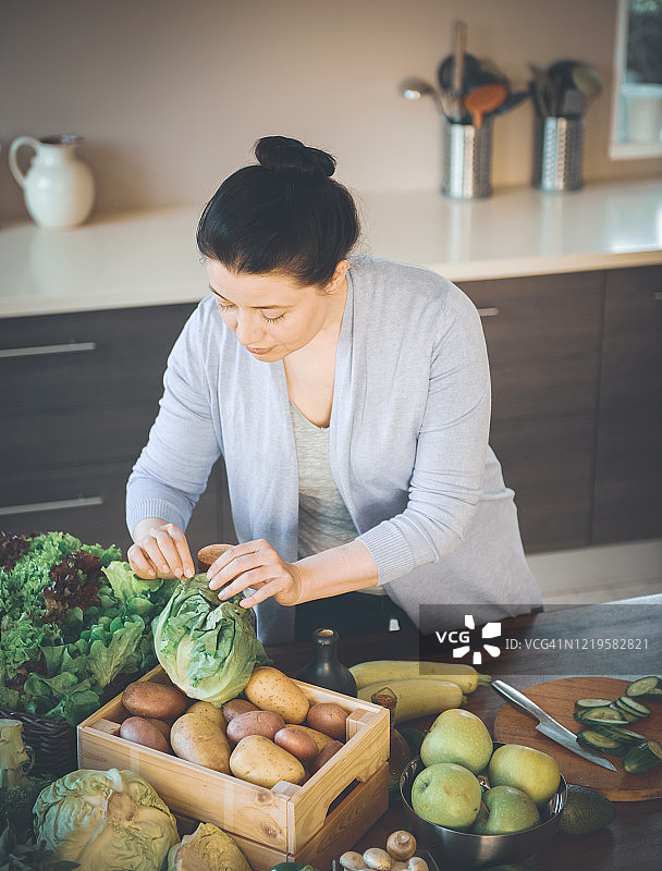 在厨房准备食物的女人图片素材