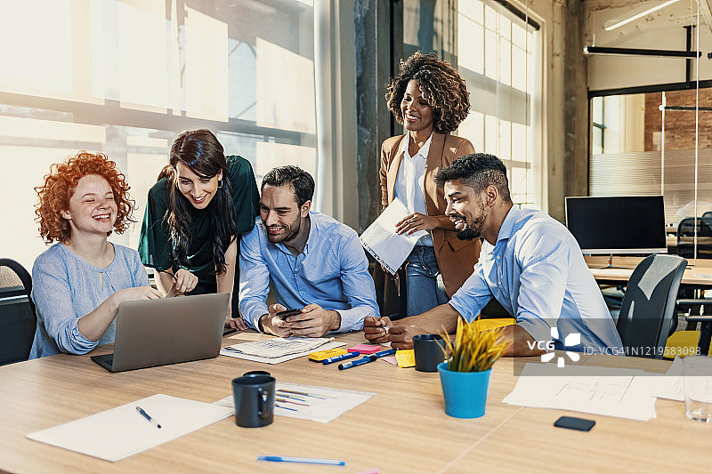 在办公室工作的微笑的多民族商人图片素材