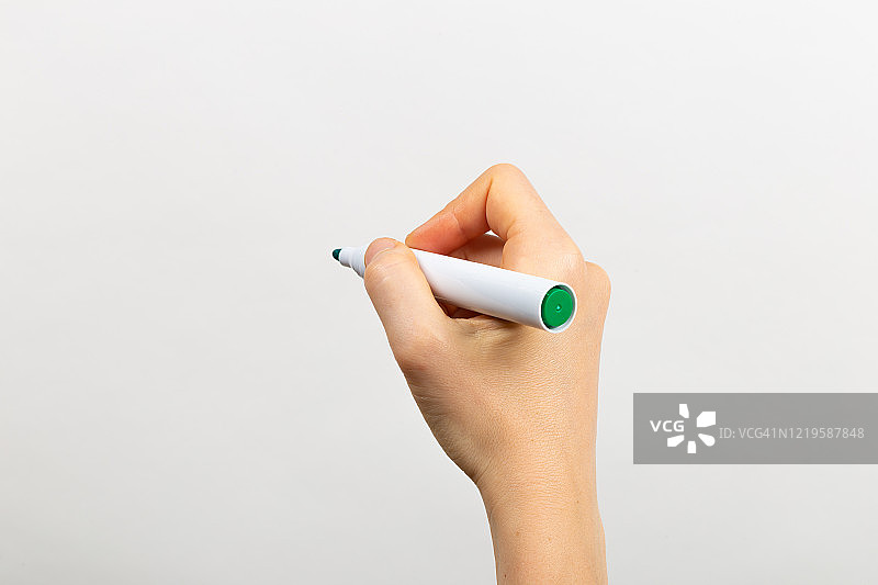 在白板上用绿色马克笔手写图片素材