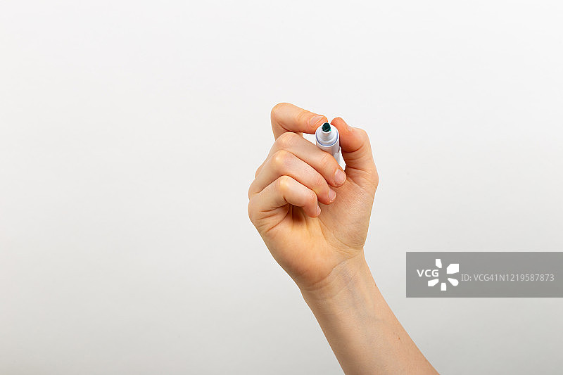 在白板上用绿色马克笔手写图片素材